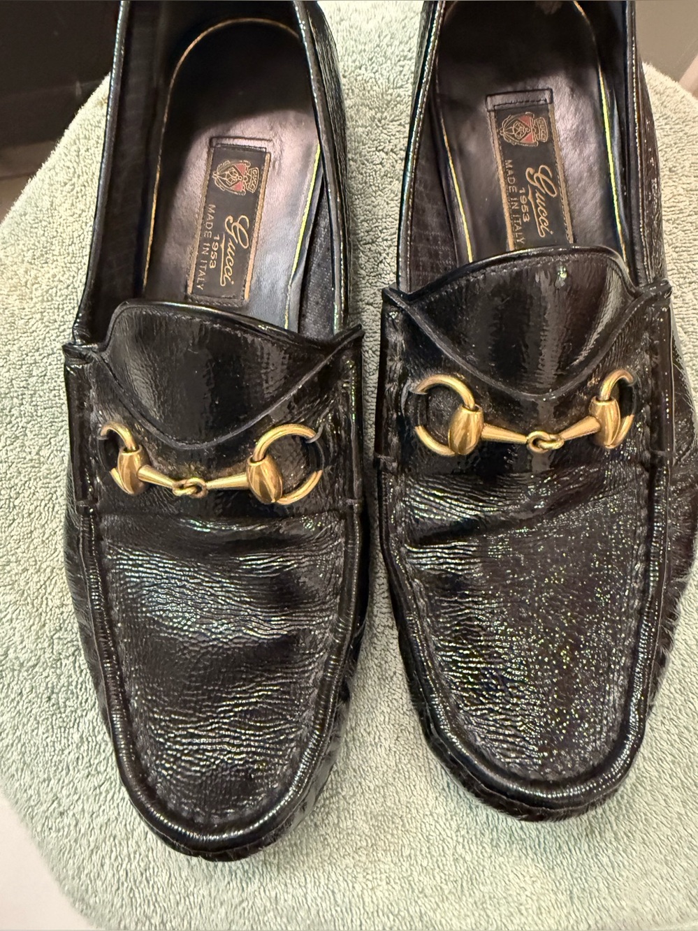 Gucci Black Leather Men’s Horsebit Loafers with Gold Hardware - Picture 2 of 13